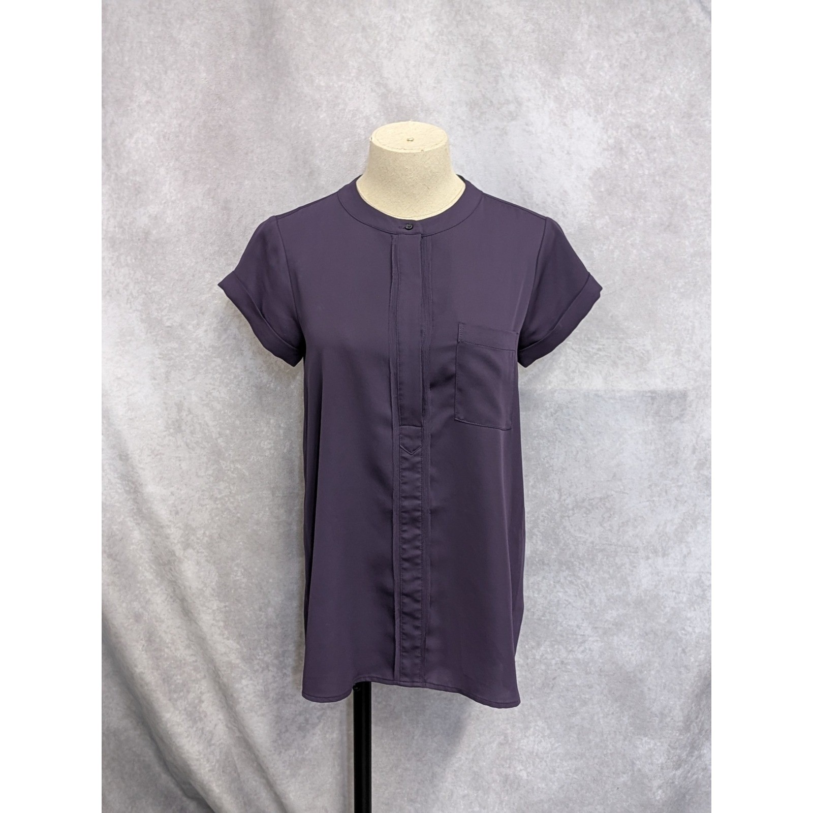 Simply Vera Vera Wang Womens XS Purple Short Sleeve Band Collar Blouse Top C176
