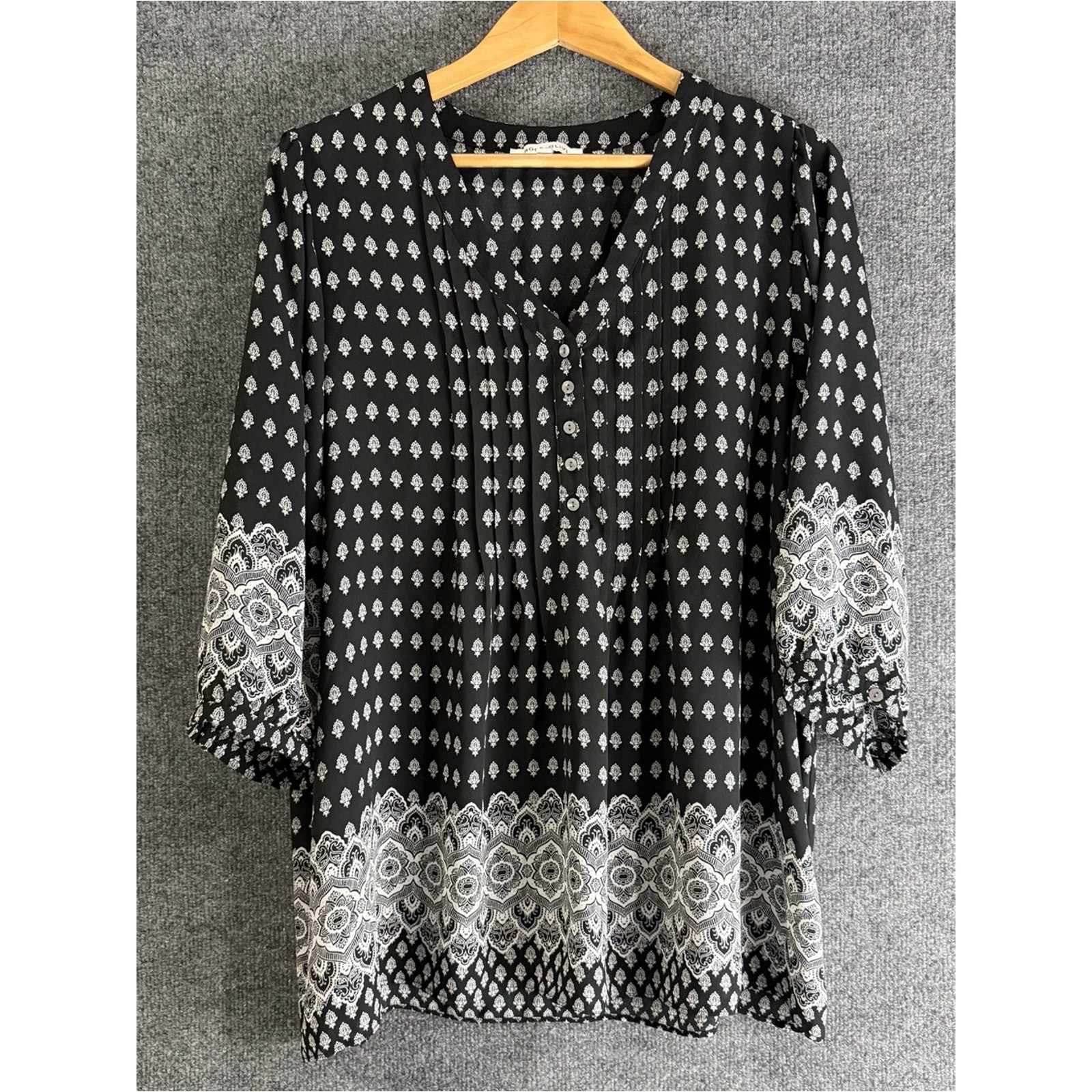 Rose + Olive Womens Damask Print Boho Top Size 1X Black 3/4 Sleeve Office Career