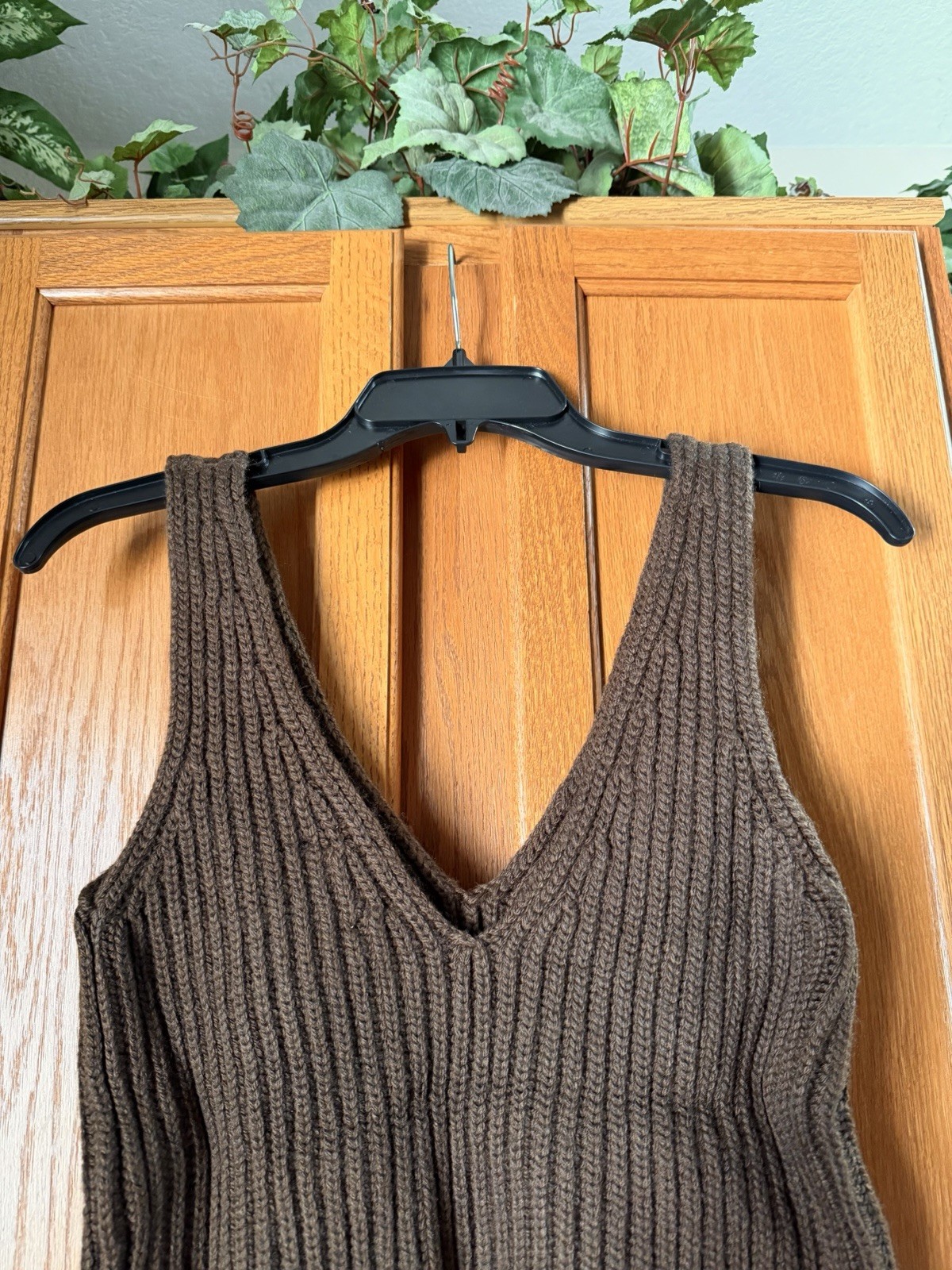 The Drop Womens Sylvia V-Neck Rib Sleeveless Crop Top Sweater Coffee Bean Large