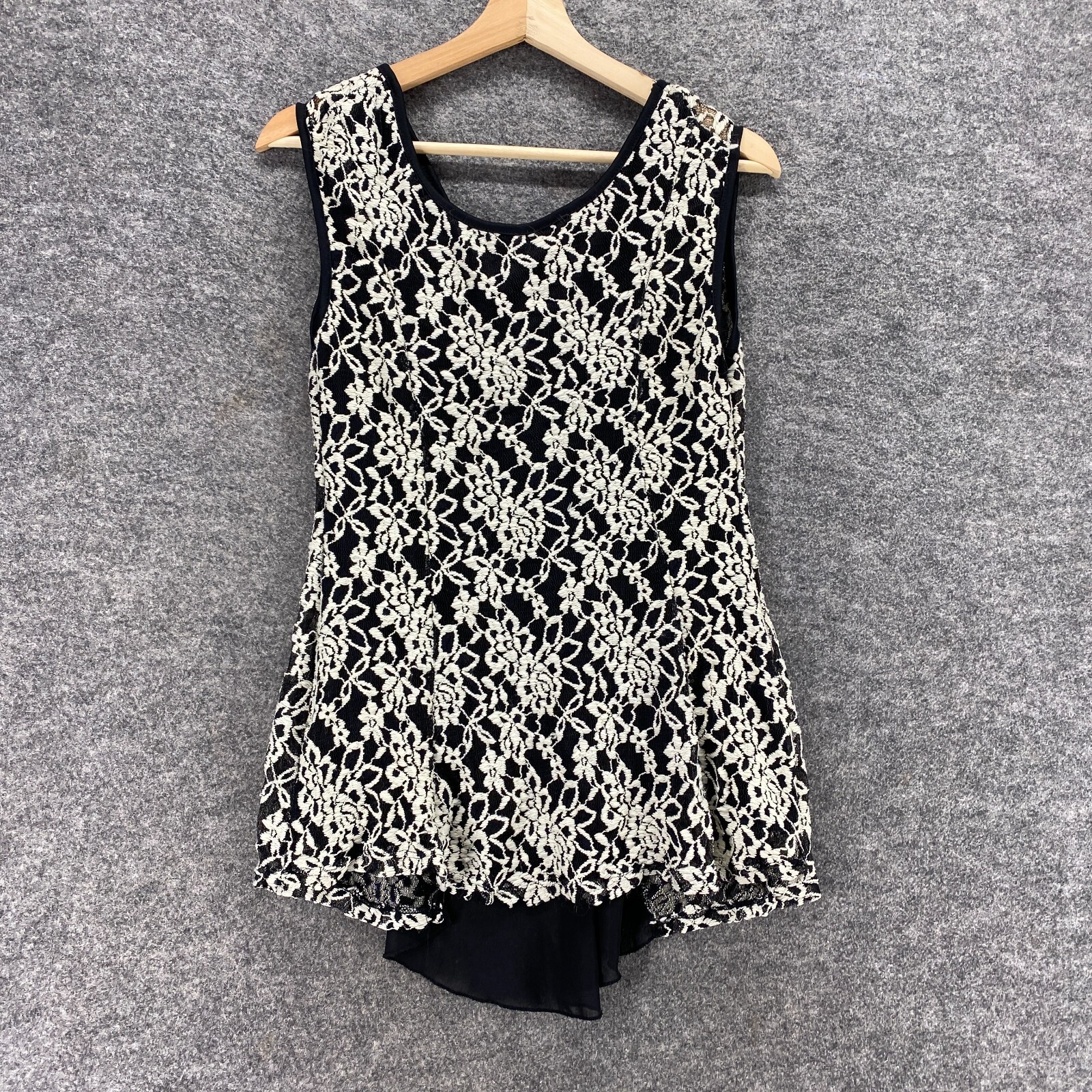 Julie’s Closet Blouse Women L Black Floral Embroidered Sleeveless Casual Top