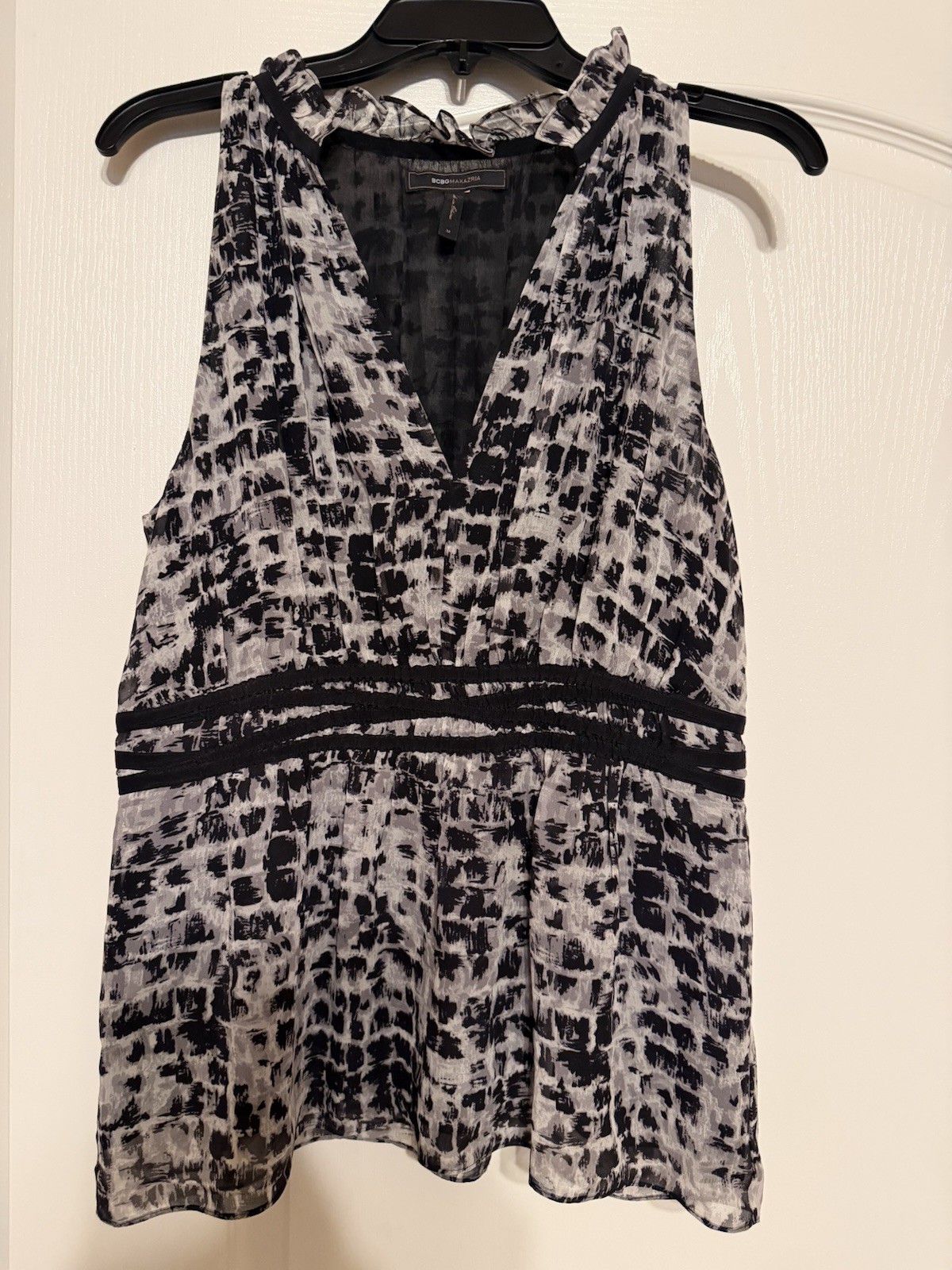 BCBG Sleeveless 100% Silk Snake Print Top Size M – EXCELLENT Condition