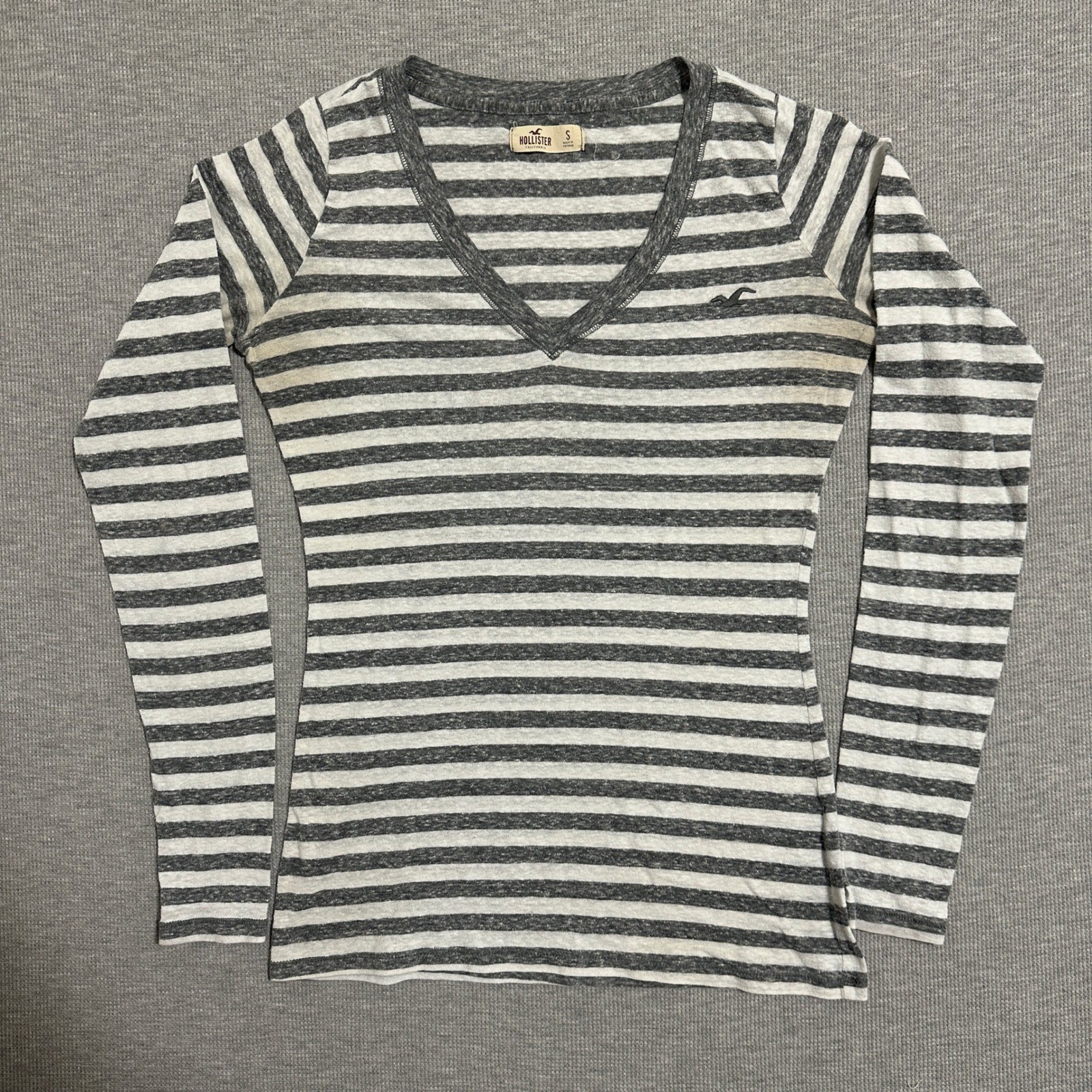 Hollister Striped V-Neck Long Sleeve T-Shirt Slim Fit Gray White Womens Size S