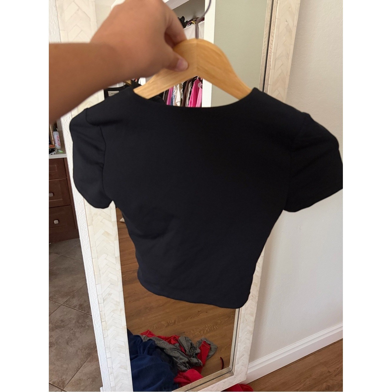 Aritzia Babaton Black Short Sleeve Crewneck Crop Top
