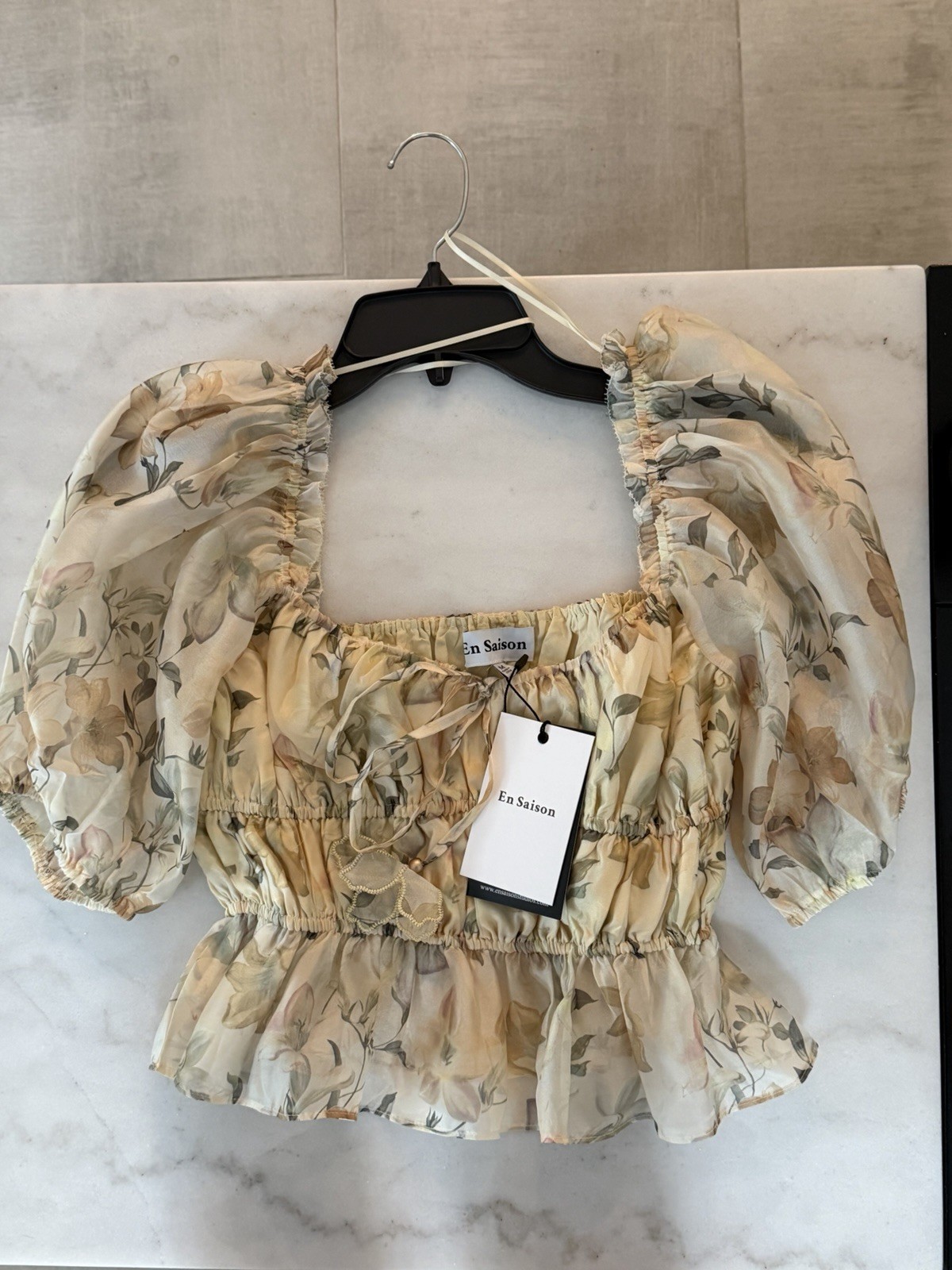 En Saison Beige Floral Chiffon Square Neck Puff Sleeve Smocked Cropped Blouse M