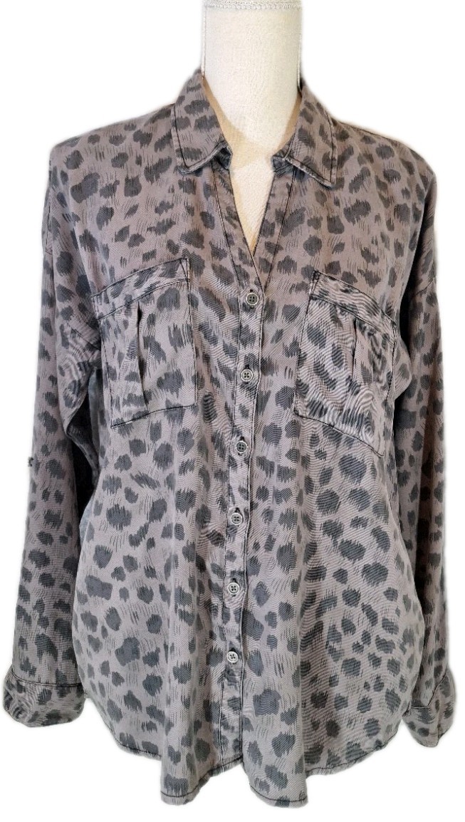 NWOT LOVESTITCH SzS Tencel Cheetah Button Down Blouse Collared V-neck Shirt Grey
