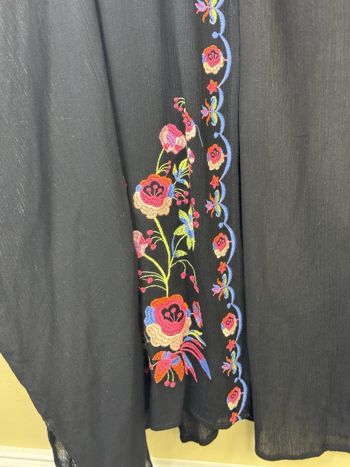 Umgee Black Floral Embroidered Mid-thigh Kimono