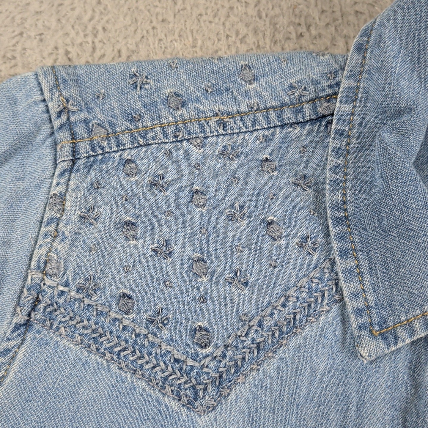 Gap 1969 Shirt Womens Small Blue Western Pearl Snap Chambray Denim Cowboy Yoke