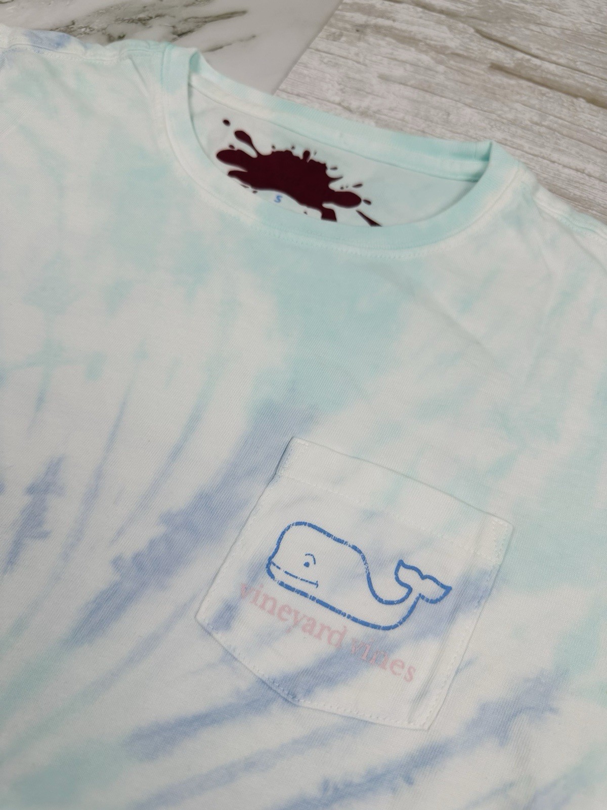 Vineyard Vines Women’s Small Tie-Dye Whale Logo Pocket Tee – Pima Cotton