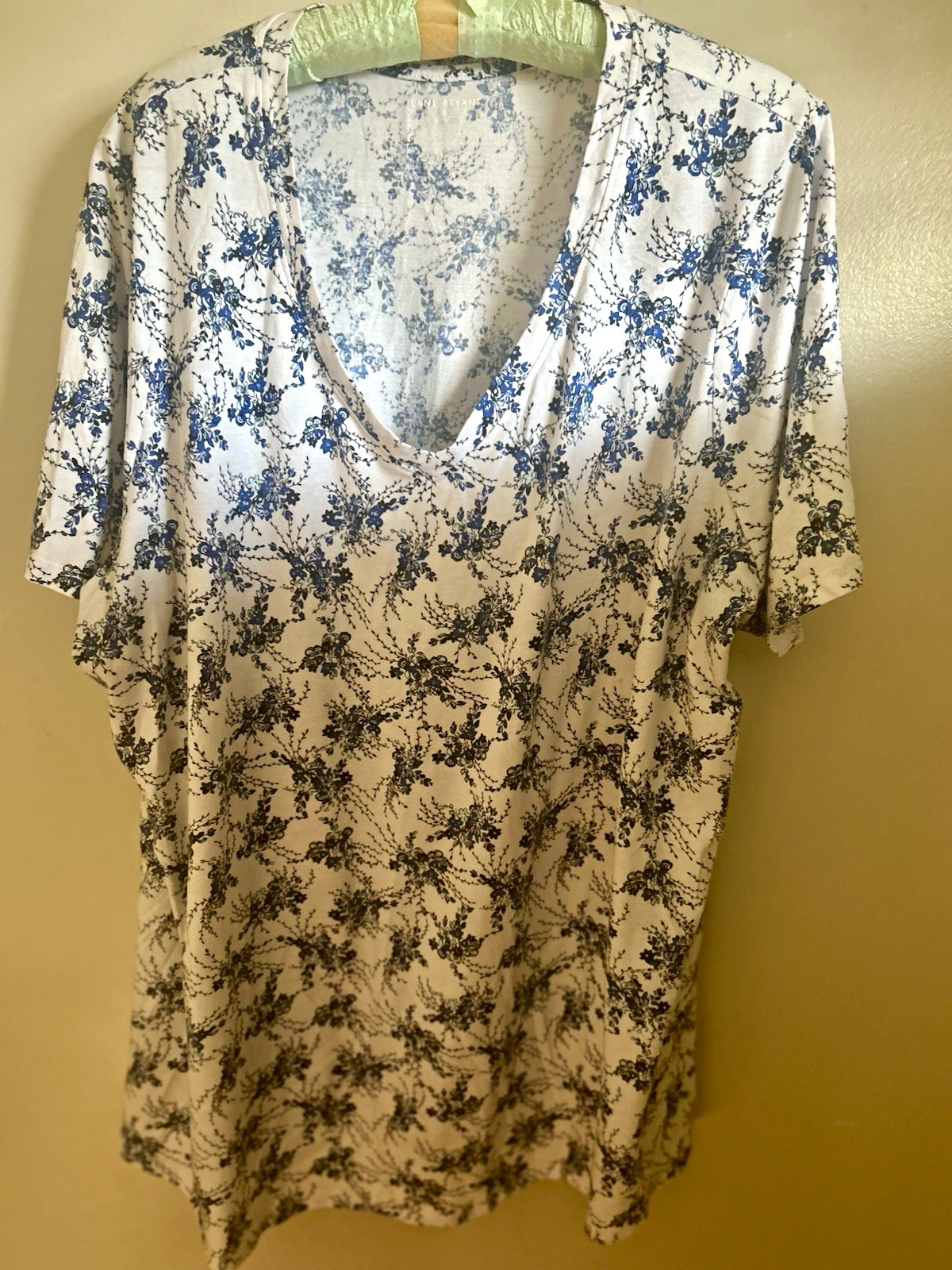 Lane Bryant White/Blue Floral V-Neck Short Sleeve Knit T-Shirt Plus 22/24