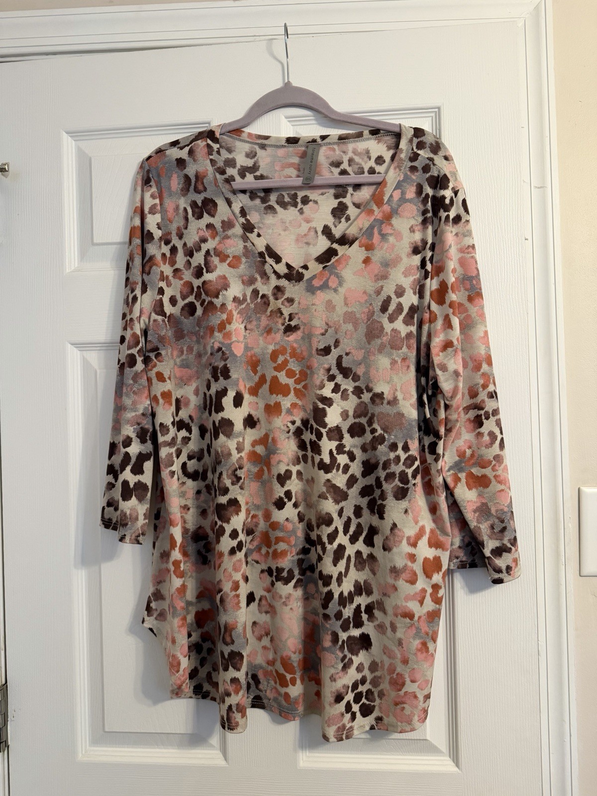 Honeyme Curvy Multi Colored Leopard Print V Neck size XXL NWOT