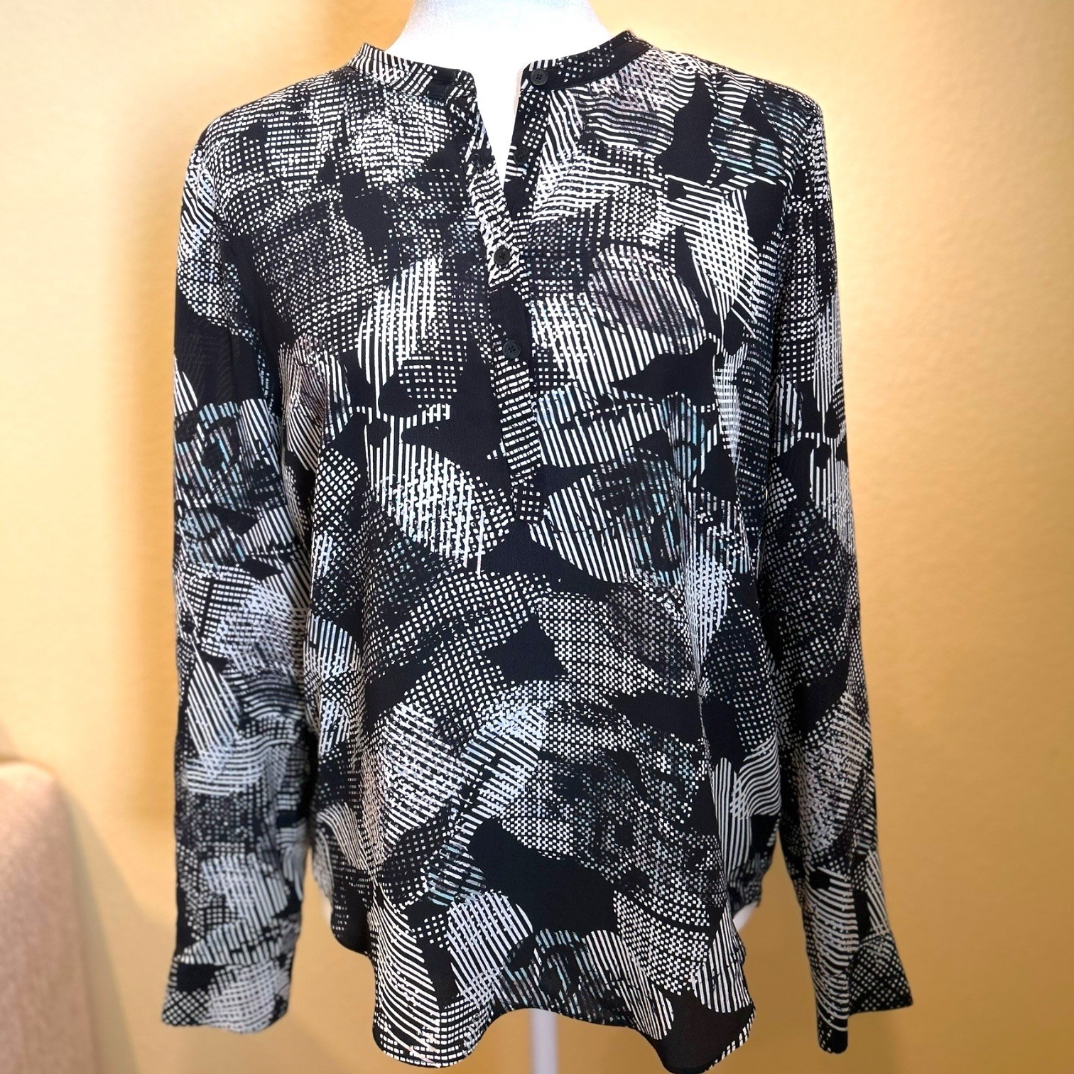 Rebecca Taylor Women’s Silk Top Split Neck Blouse Black Sonic Garden Size 6