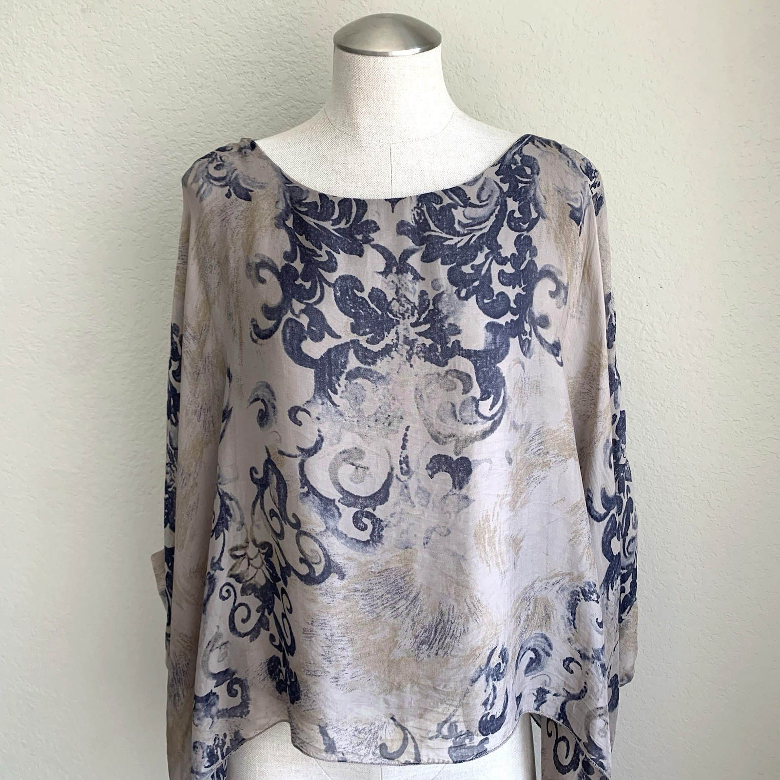 Saks Fifth Avenue Silk Poncho Blouse Size M Gray Tan Damask Print Lined Italy
