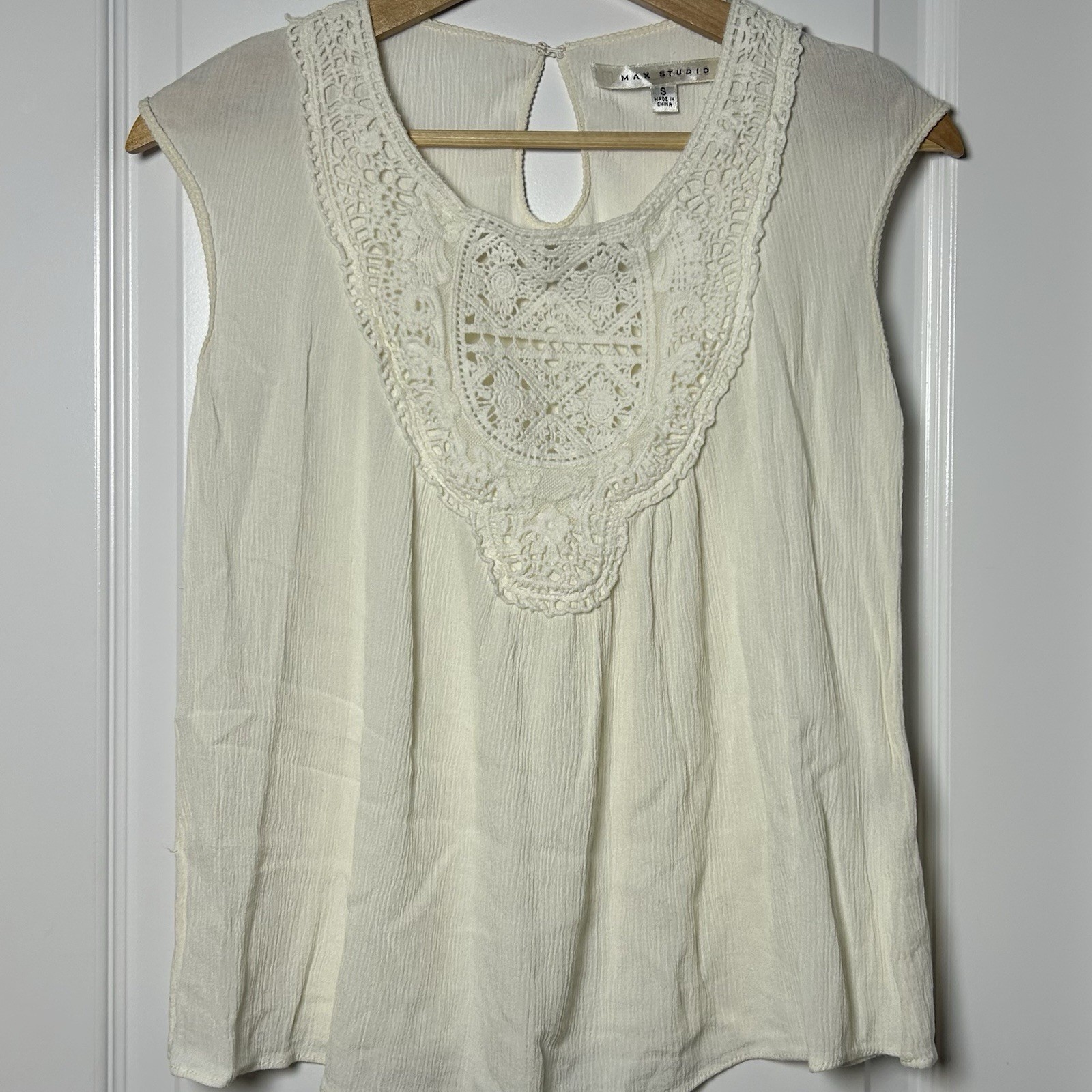 Max Studio 100% Rayon Ivory Crinkle Crochet Bib Sleeveless Blouse Boho Style