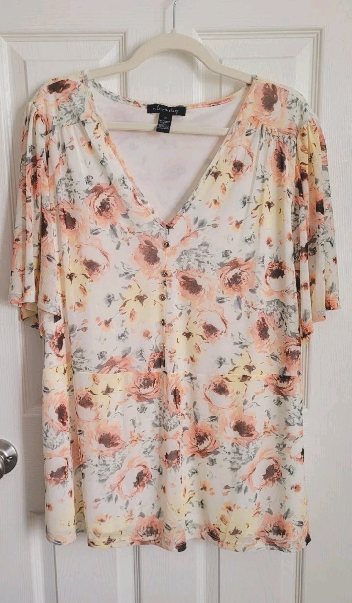 NWOT A Love Story Woman’s Floral Blouse Top Size 2X Gold Tone Buttons Buttons