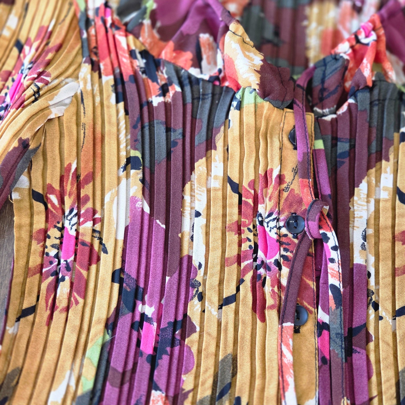Signature by Larry Levine Blouse Women Pleated Floral Boho Button Front Boutique