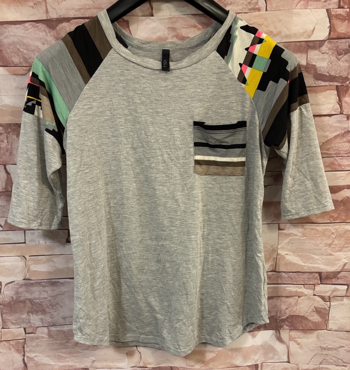 Voll Gray/Multi-Color 3/4 Sleeve T-Shirt. Size: Small.