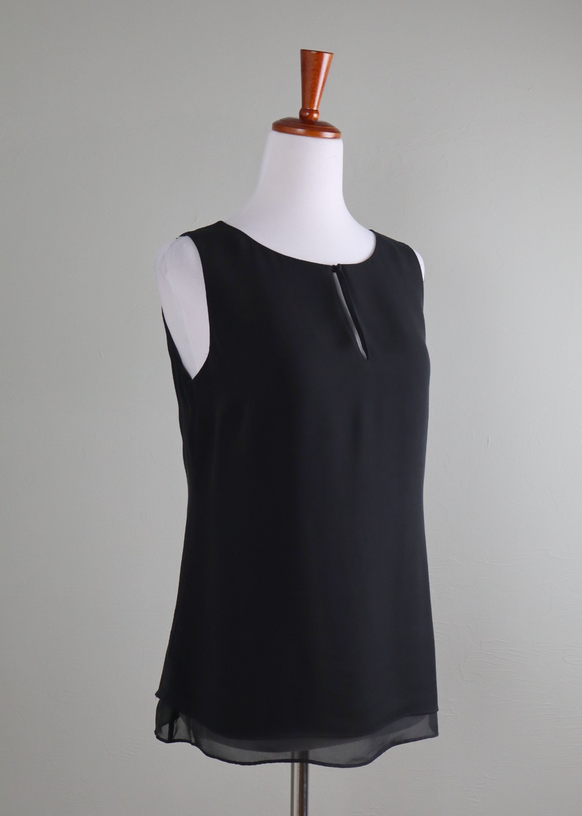 CHICO’S Black Label $119 Solid Black Silk Tiered Keyhole Top Size US 4