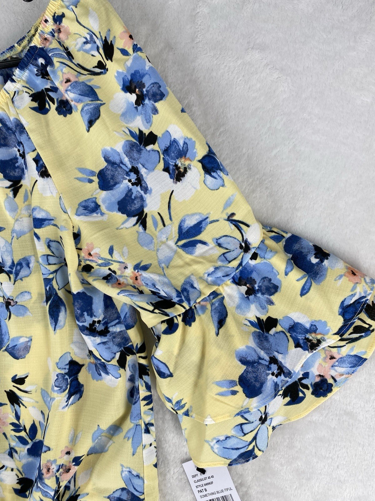 AB Studio Top Women’s Smell Yelklow Tie Front Floral Scoop Neck Casual NEW