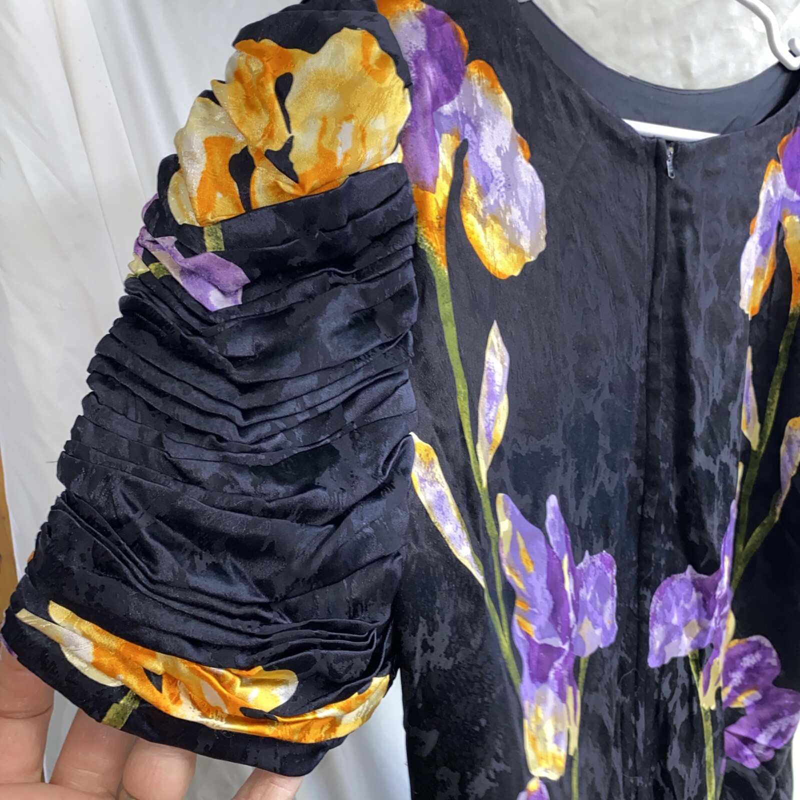 Judith Ann I. Magnin Blouse Size 10 Black Silk Pretty Floral Ruffle Sleeves