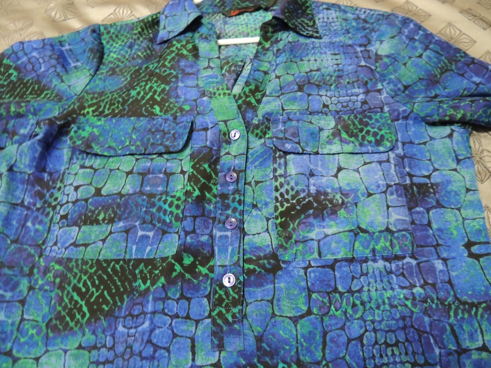 SOFIA VERGARA Multicolor Blue Blouse Size L Reptile Henley 3/4 Roll Tab Pockets