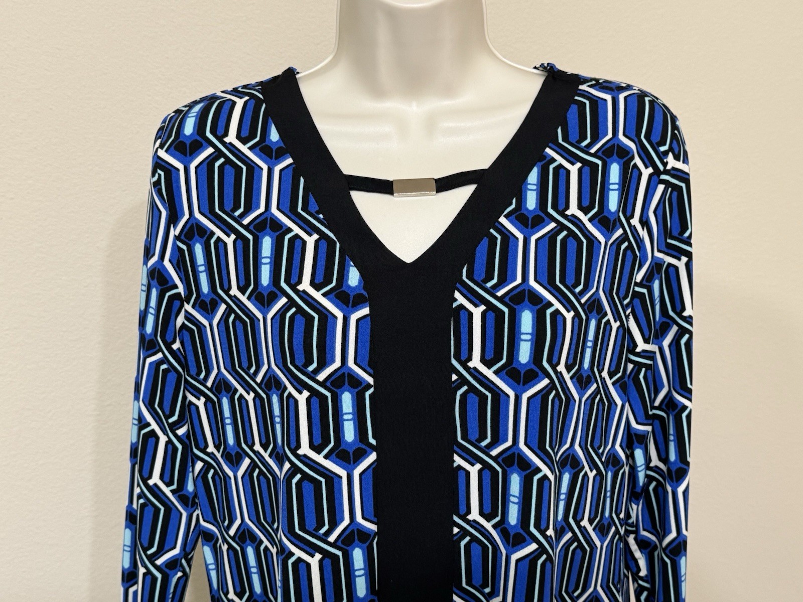 Carolyn Taylor Women’s Black & Blue Geometric Print 3/4 Sleeve Stretch Blouse M
