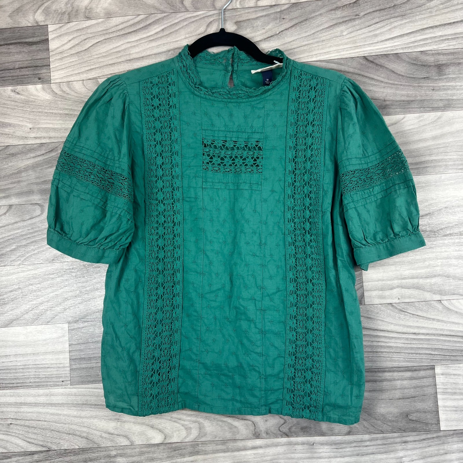 Universal Thread Blouse Top Women’s Medium Green Puff Sleeve Lace Trim Eyelet