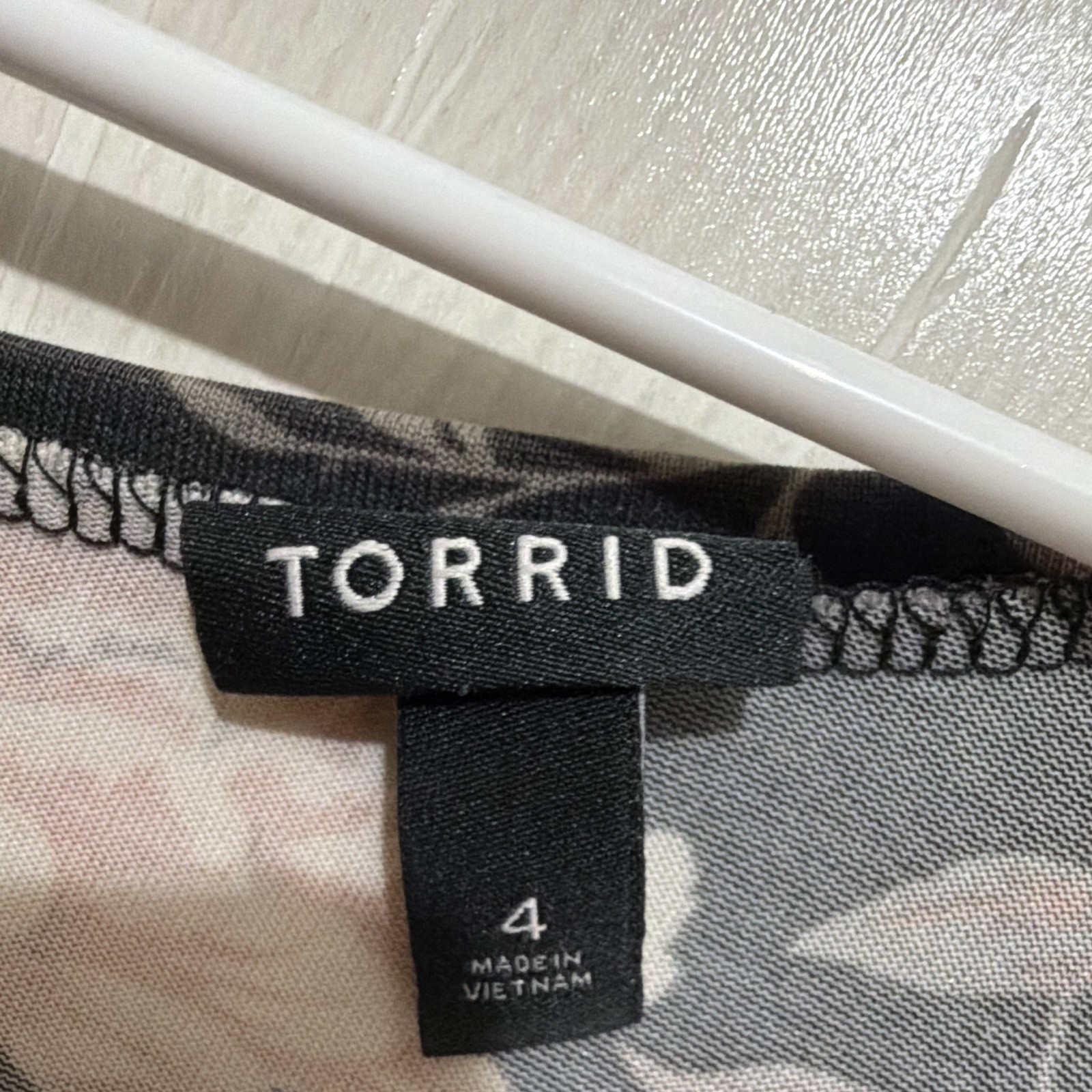 Torrid Floral V Neck Top Size 4 Black Peach Short Sleeve Pullover Blouse