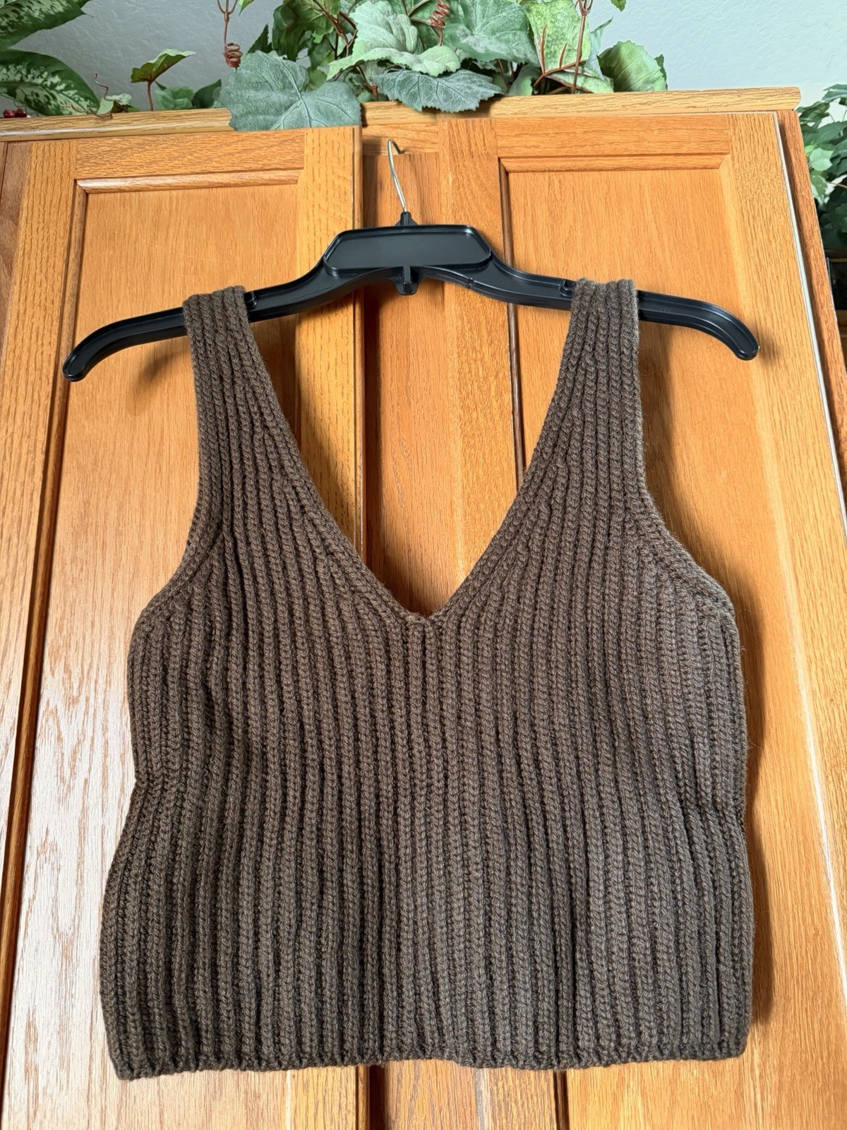 The Drop Womens Sylvia V-Neck Rib Sleeveless Crop Top Sweater Coffee Bean Large