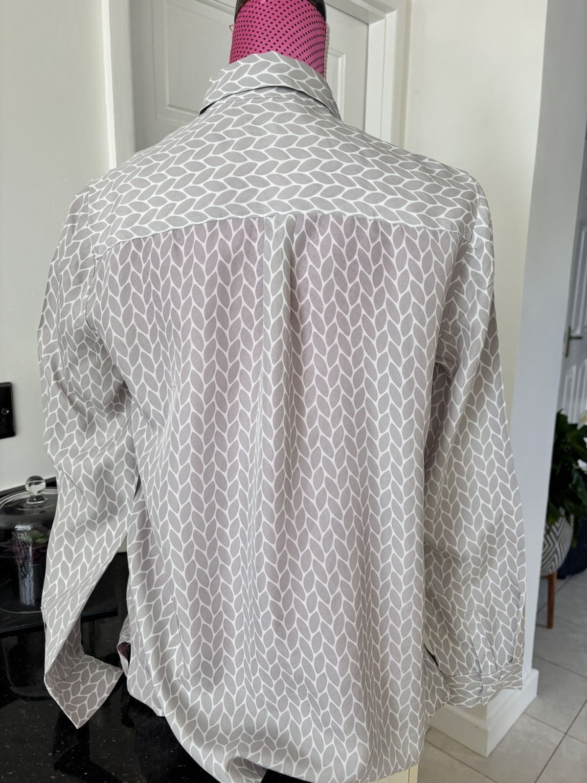 JIGSAW .. Grey & White Long Sleeve 100% SILK Blouse Sz 10 – Exc. Cond.