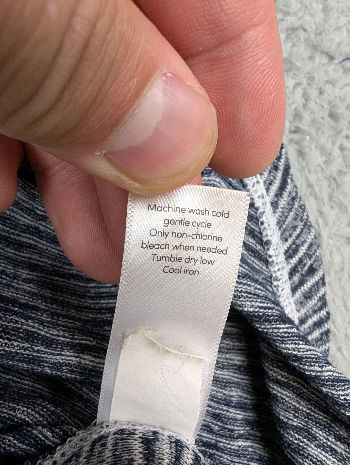 Athleta Shirt Womens Small Gray White Space Dye Scoop Neck Curved Hem Modal