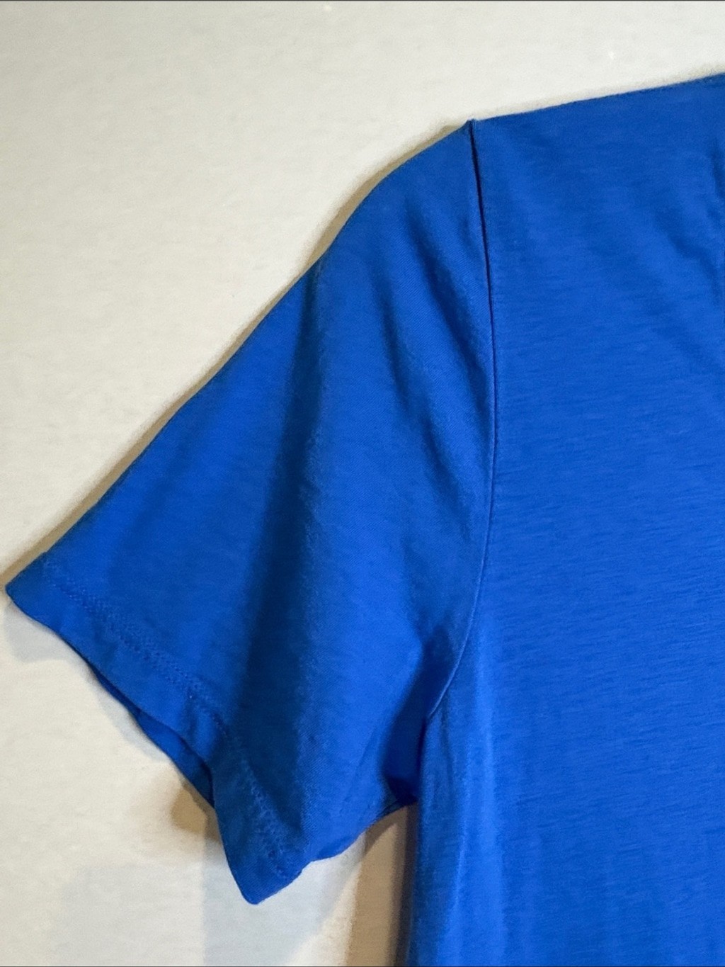 Aritzia the Group by Babaton – Foundation V-neck T-shirt Small. Royal Blue