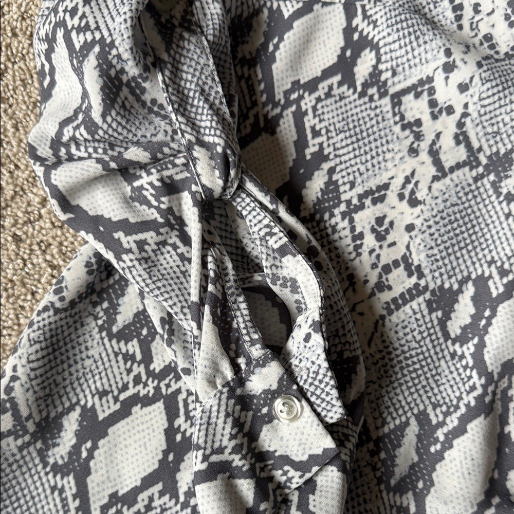 Kut from the Kloth Gray and White Snake Top