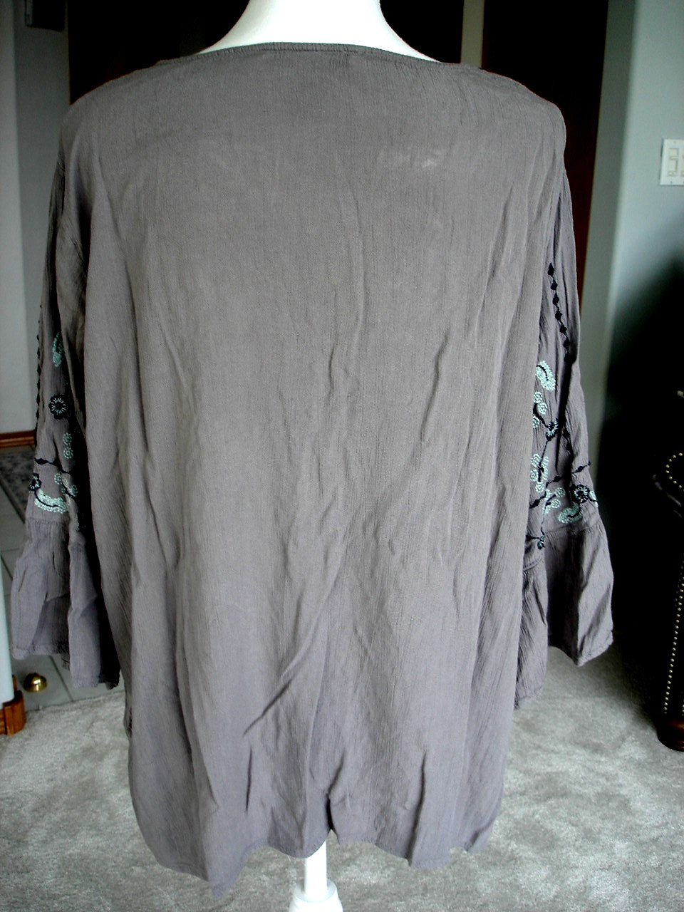 Cute Options Woman’s Gray Embroidered Black & Teal Flowers Size XL