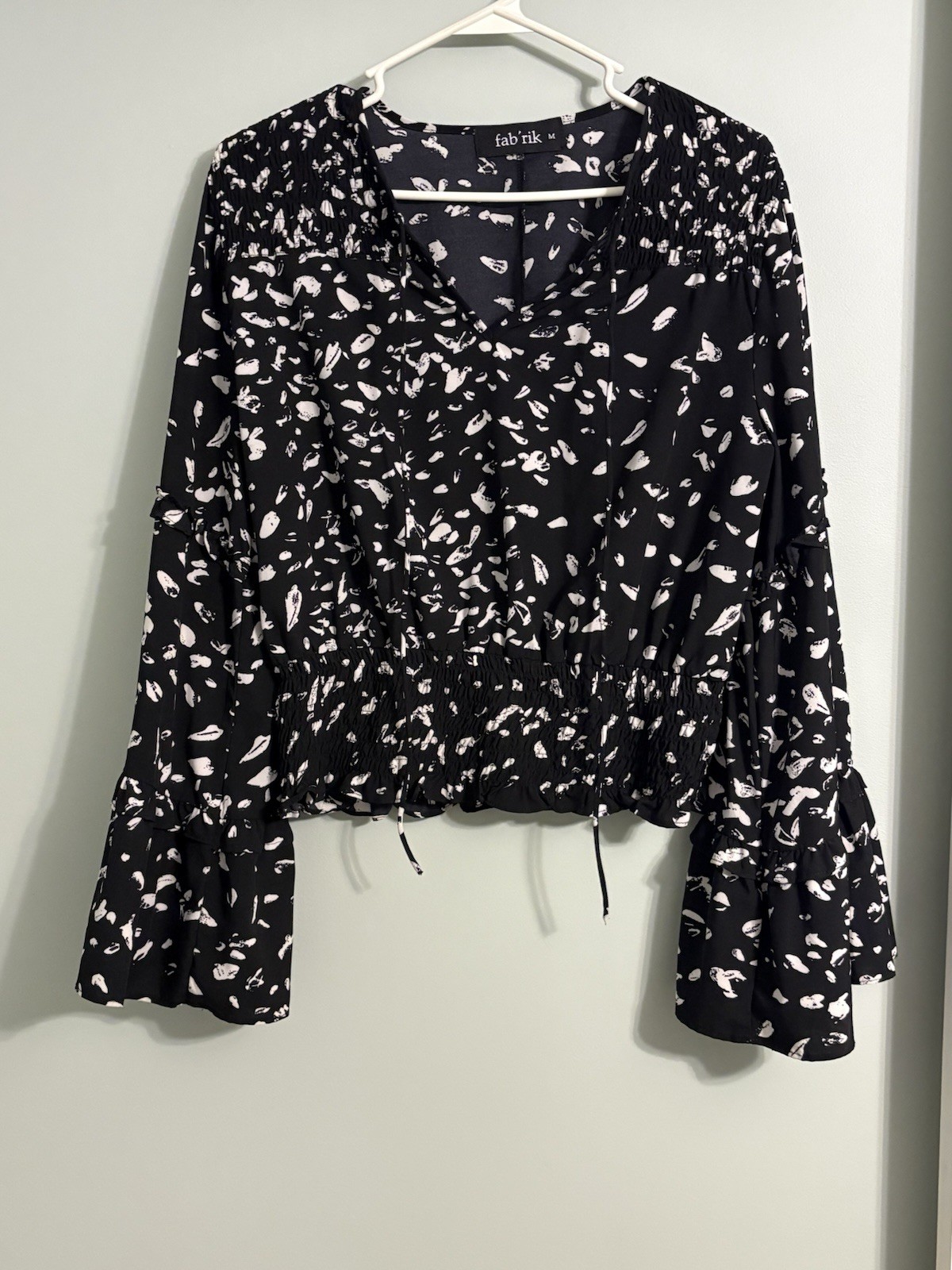 fab’rik Black White Abstract V-Neck Smocked Waist Chiffon Bell Blouse Size M