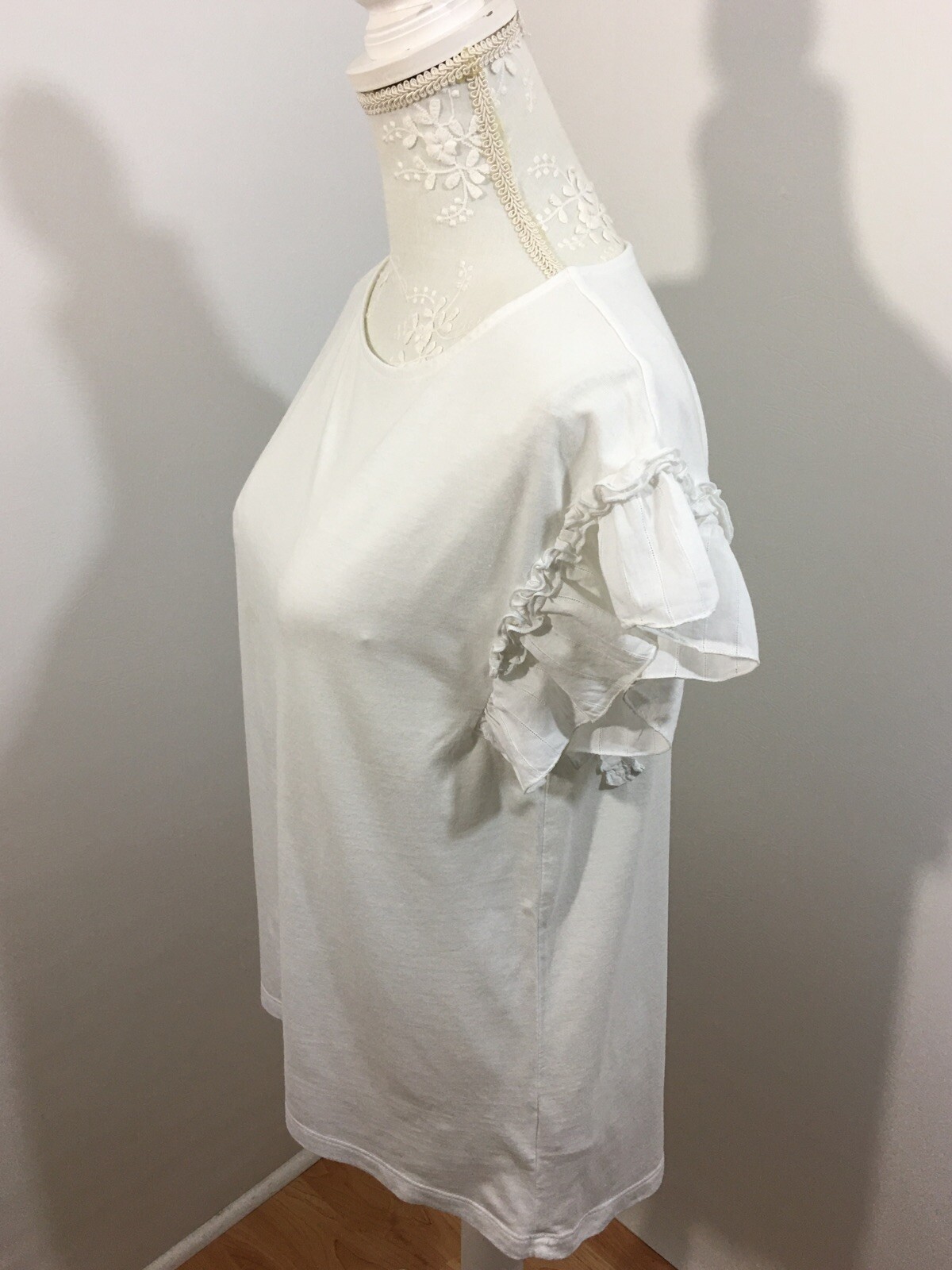 A.N.D. Ladies Top Sz M White Ruffle Cap Sleeve Hi Lo Hem Pullover