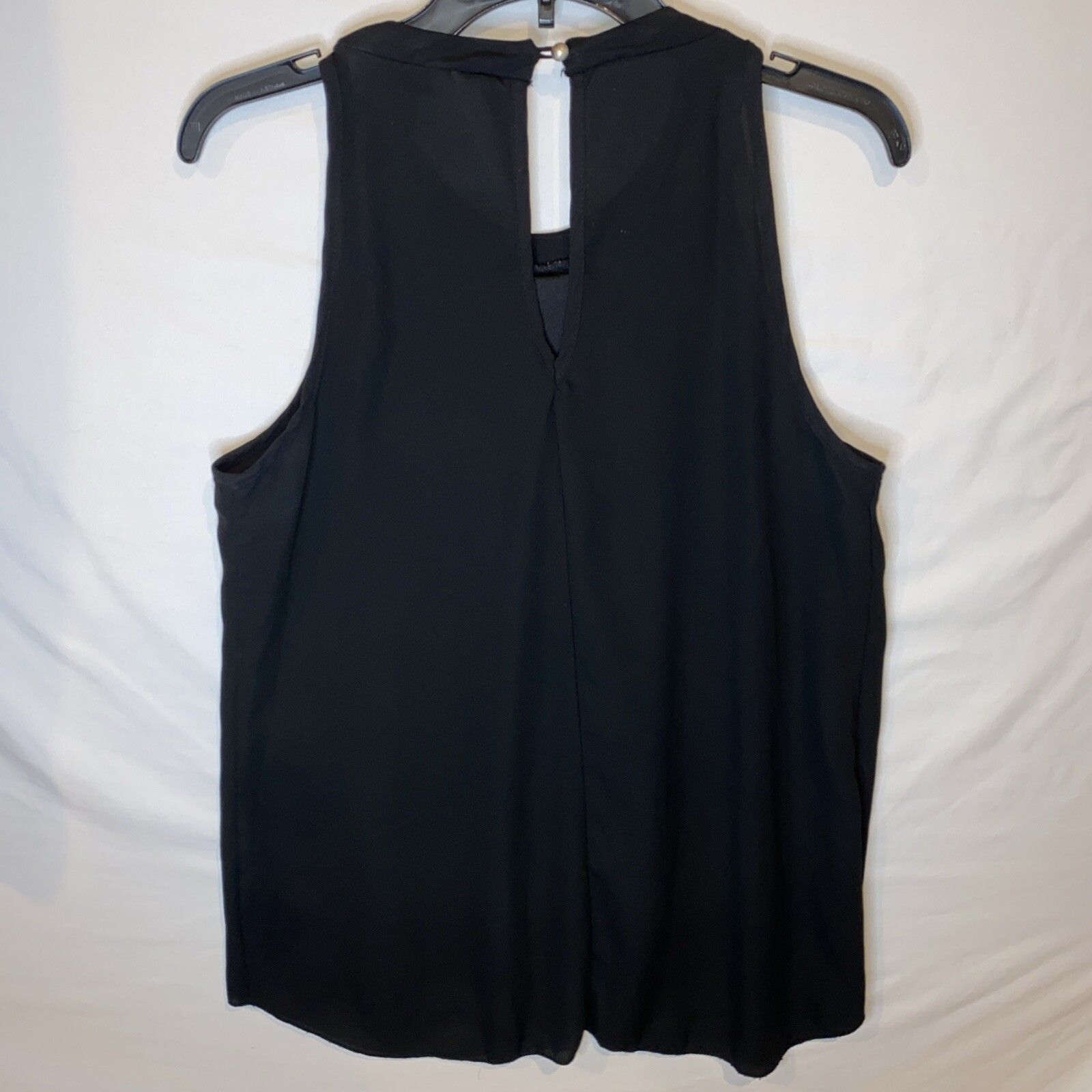 Rue 21 women’s Size Medium Dressy Tank Top Black Black Stings In Front Hanging