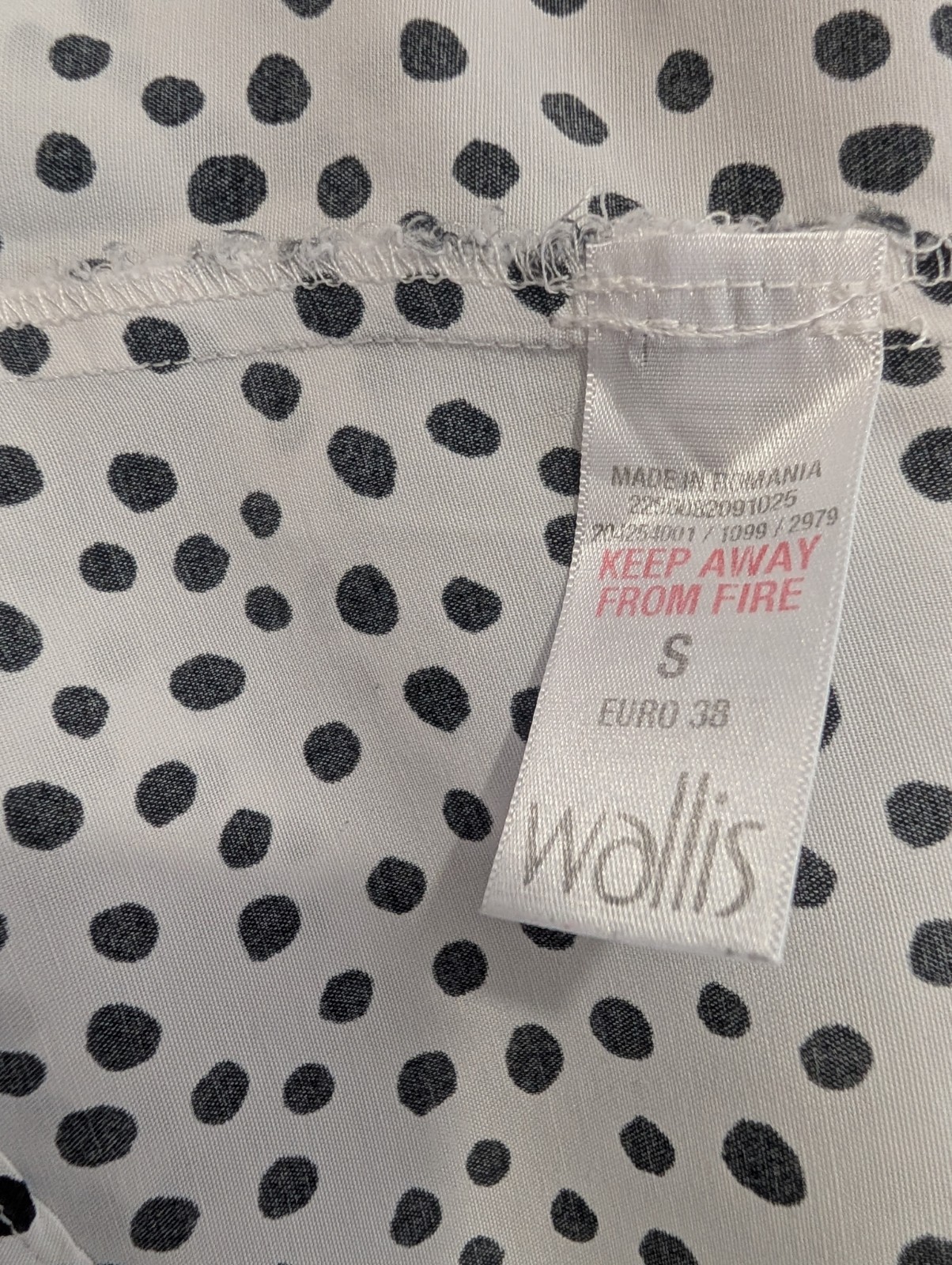 Wallis White Polka Dot Blouse Size Small Sleeveless Button Down Dropped Hem