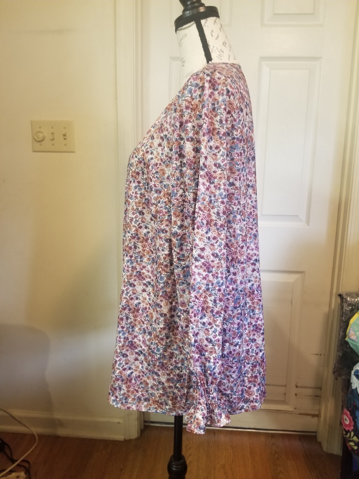 Davi & Dani Blouse Large Multi Purple Floral LSlvs Elastic Ruffle Cuff Lace Trim