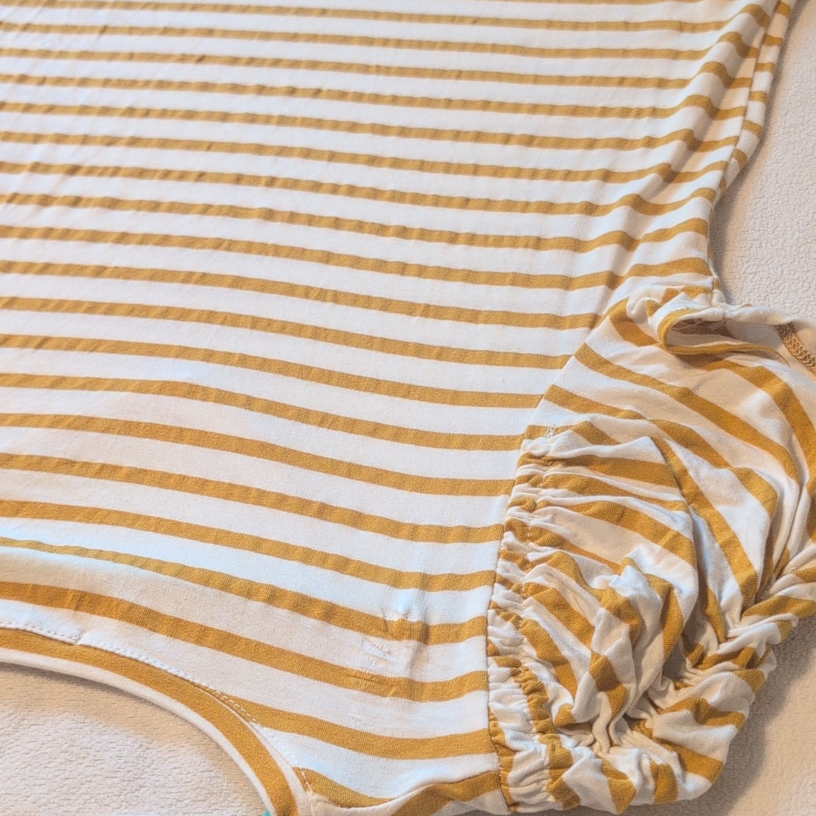 Green Envelope Women’s White/Yellow Striped V-Neck Puff Short Sleeve T-Shirt M