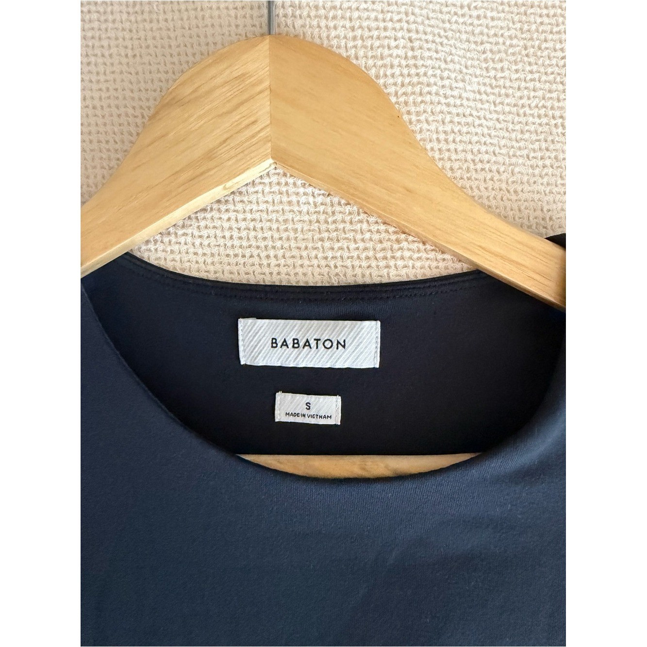 Aritzia Babaton Black Short Sleeve Crewneck Crop Top