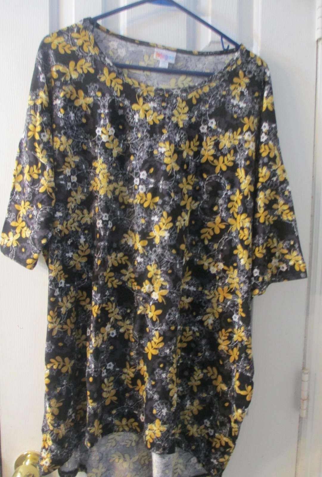Lularoe Women’s XL Black/Gold/White Short Sleeve Scoop Neck Top NWOT