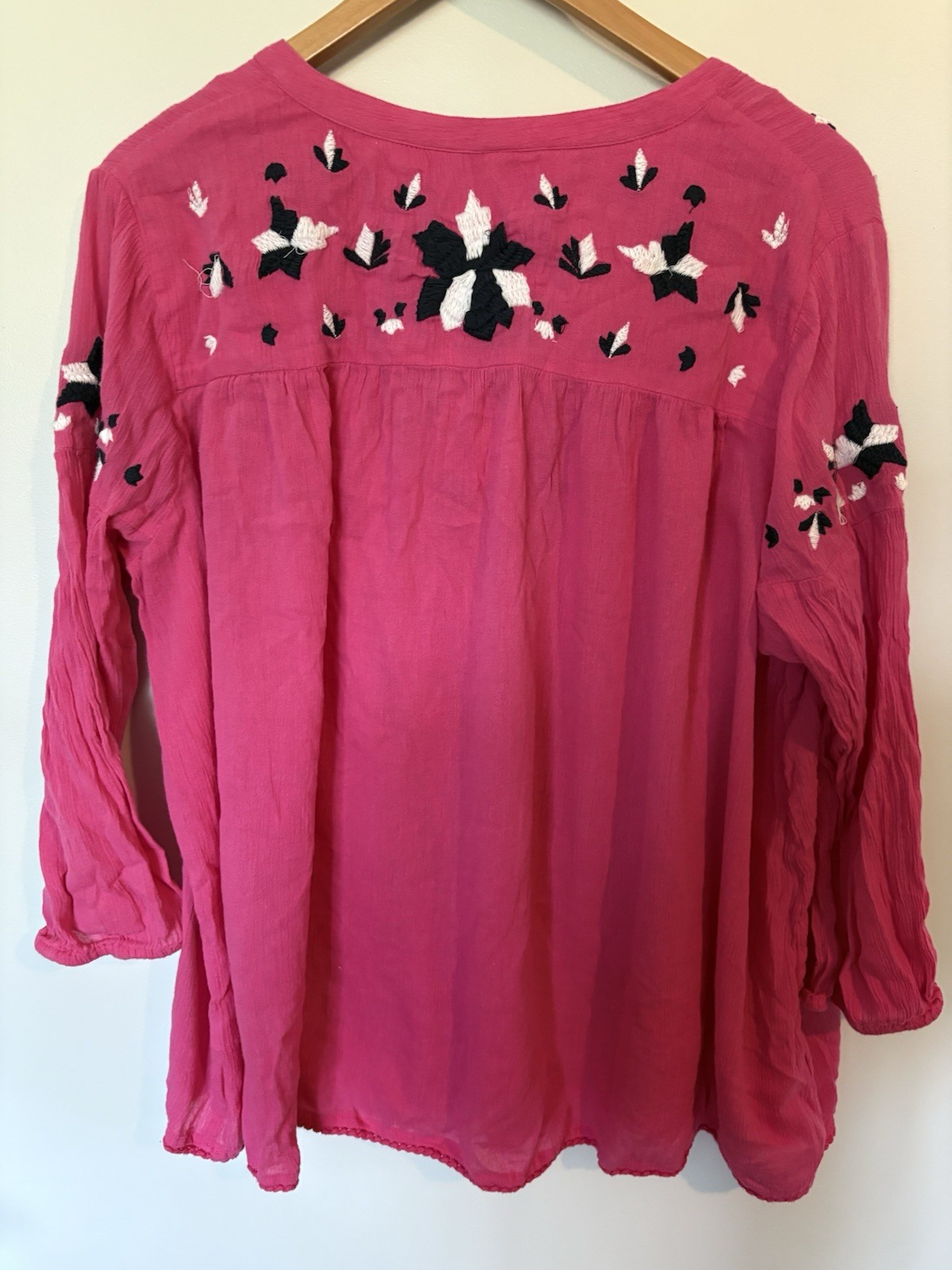 Crown & Ivy Women’s Pink Floral Embroidered Tassel Tie V-Neck Peasant Blouse 2X