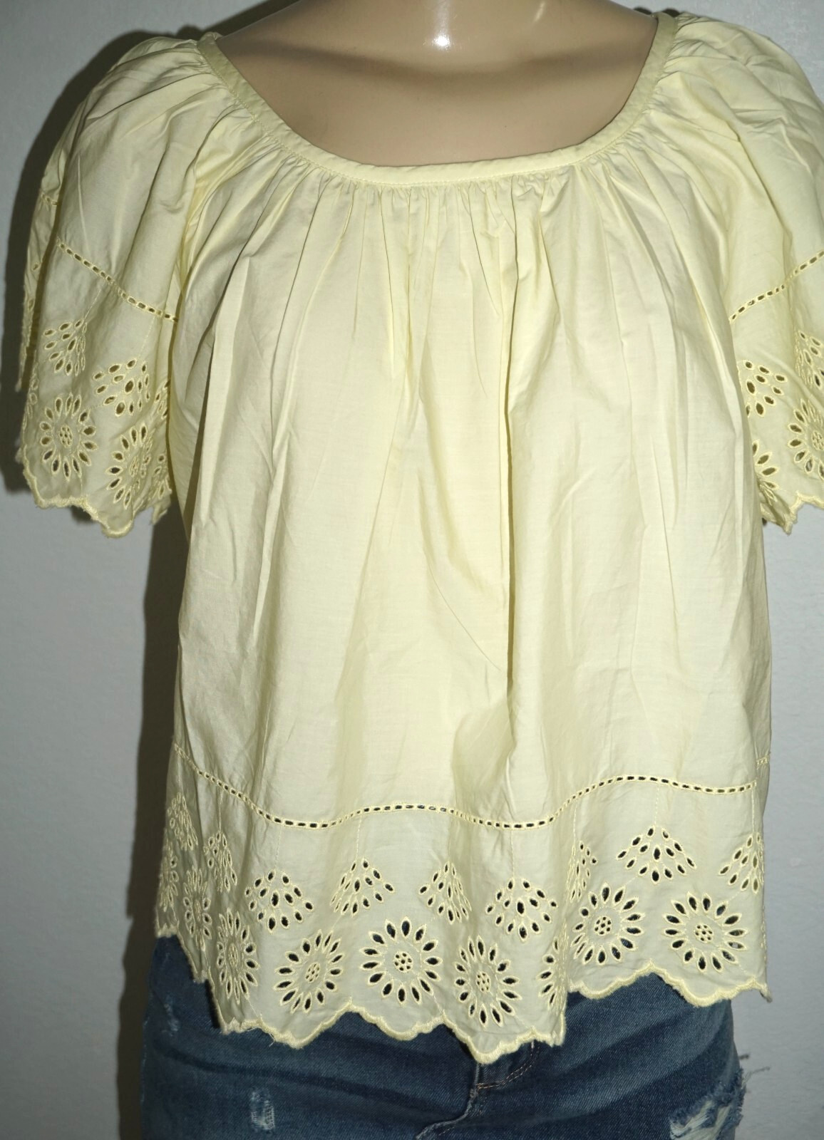 NWT GAP WOMENS YELLOW EYELET SHORT FLUTTER SLEEVE SLIGHTLY CROPPED BLOUSE SIZE M