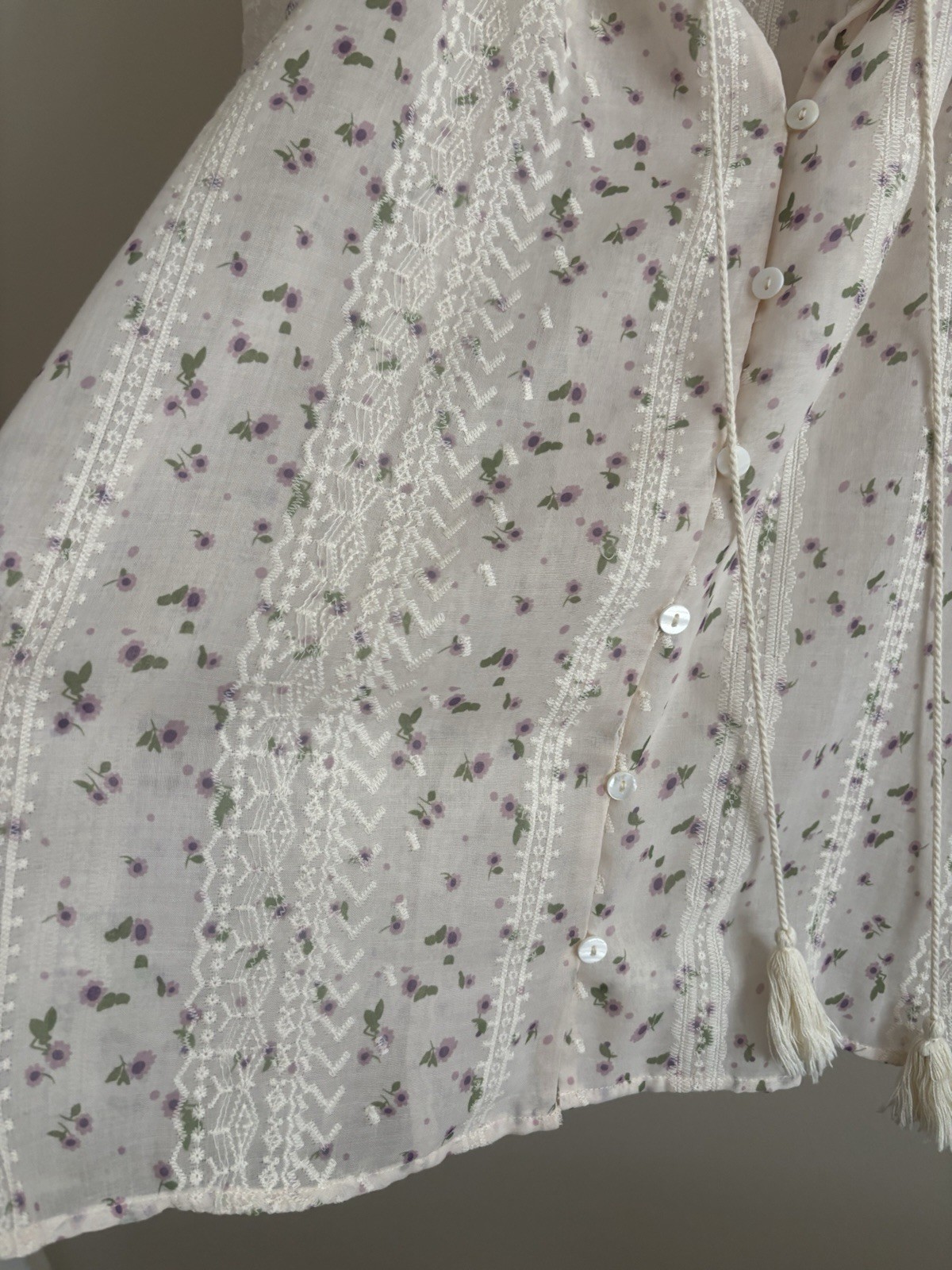 Embroidered Ivory Floral Bubble Sleeve Eyelet Cottage Core Boho Tassel Tie Med