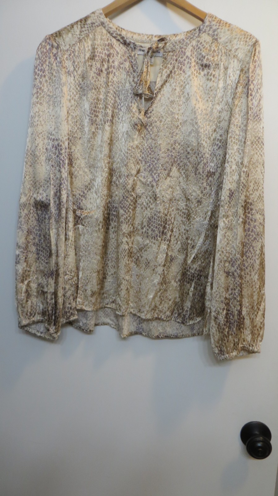 Tommy Bahama Blouse Shirt Womens Medium Beige Shiny Animal Print Art City FLAW