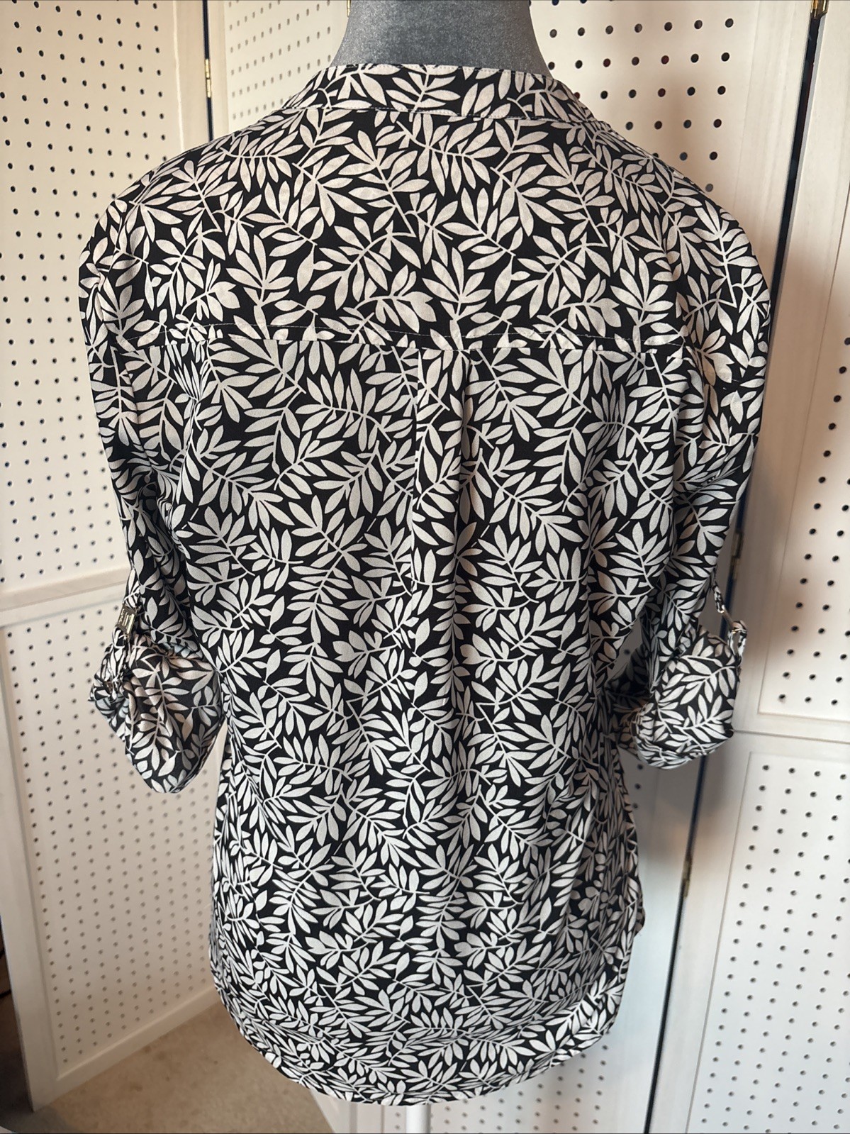 Ivanka Trump Button Cuff Long Sleeve Blouse Size Small, Excellent Condition