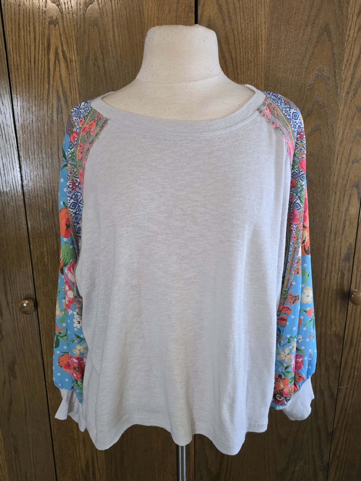 Umgee Mixed Fabric Knit Boho Top Gray Floral Sleeves Women’s L Pre-owned EUC