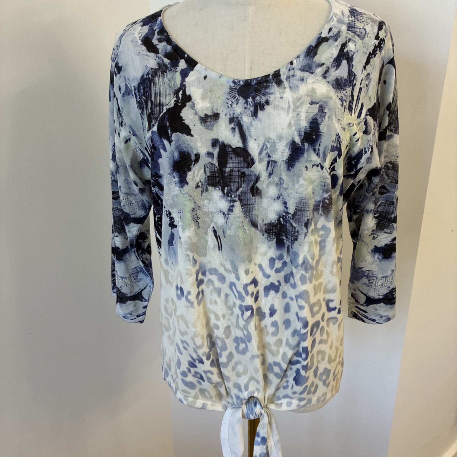 Chico’s Women’s S-0 Blue Animal Print Tied Hem 3/4 Sleeves Pullover Knit Top