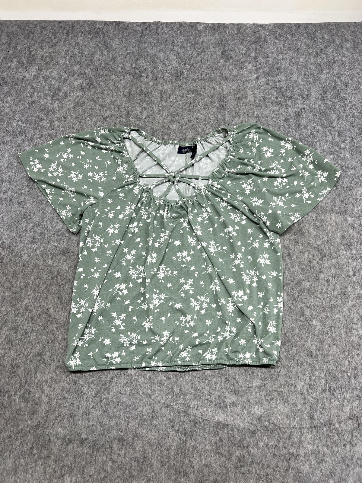 Daytrip Shirt Womens L Green Floral Flutter Sleeve Keyhole Strap Top Casual