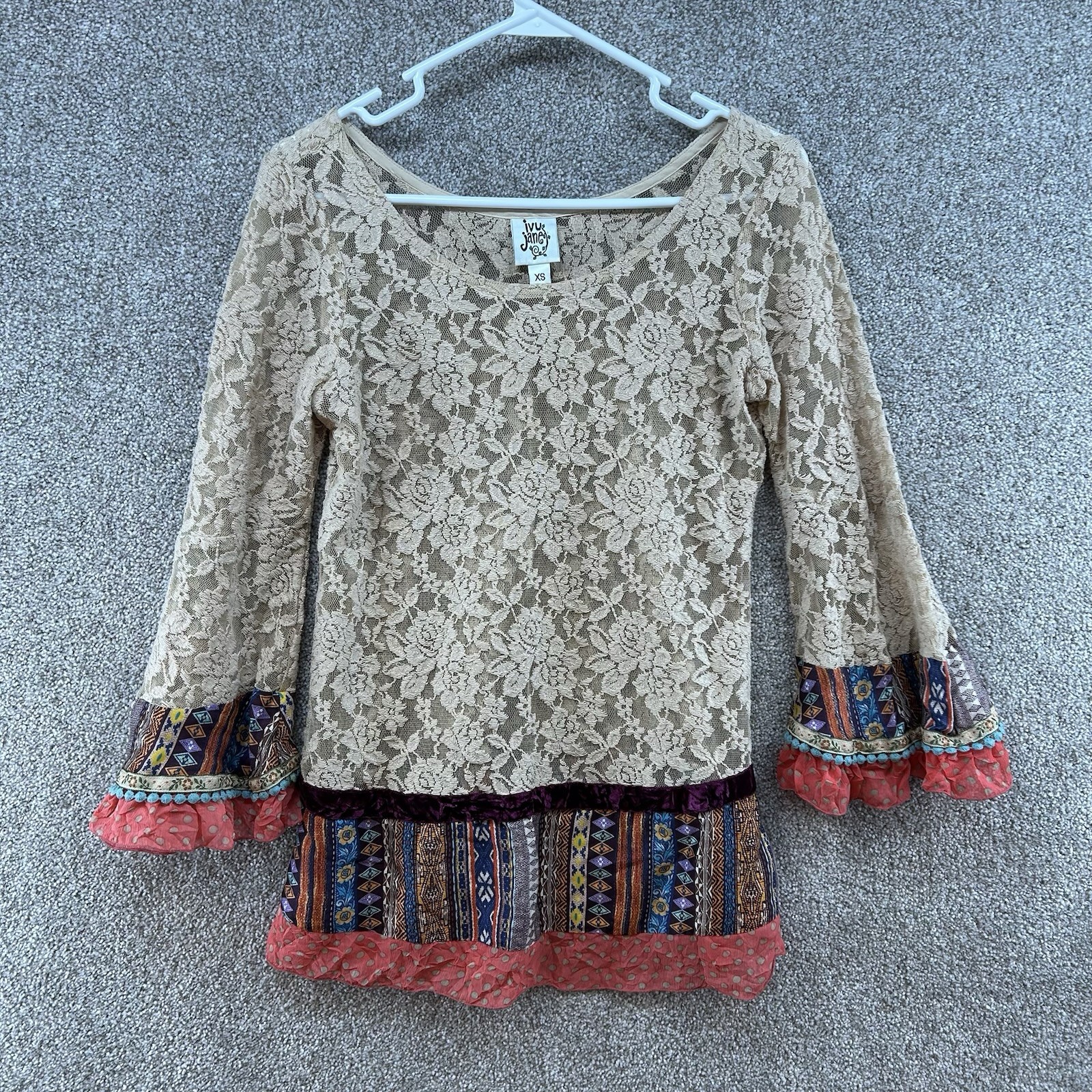 Ivy Jane Women’s Top Size XS Beige Lace Boho Top Bell Sleeve Tribal Hem
